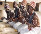 Sacerdotes iorubás num ritual religioso.