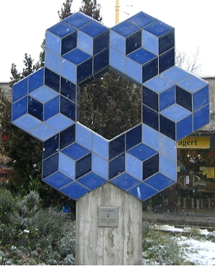 Escultura de Vasarely formada por cubos em cor azul