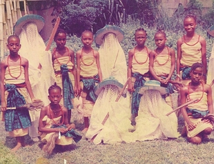 Foto mostrando um grupo de jovens iorubás
