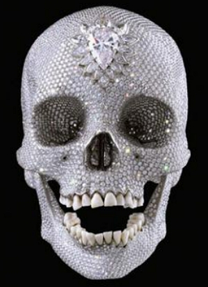 Escultura molde de platina de um crânio humano.