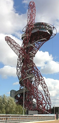 escultura e torre de observação em formato espiral