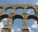 Aqueduto romano construído em Segóvia: exemplo da arquitetura romana