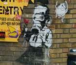 Banksy é um importante representante da arte urbana do século XXI.