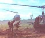 Soldados norte-americanos em campo de batalha no Vietnã