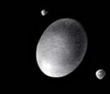 O planeta anão Haumea e suas duas luas (representação)