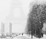 Paris coberta pela neve em dia de inverno rigoroso