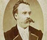 Nietzsche: metáfora do martelo para criticar tradições religiosas e sociais.