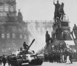 Força militar do Pacto de Varsóvia reprimindo a Primavera de Praga