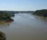 Foto do rio Paraná na fronteira entre o Brasil e o Paraguai