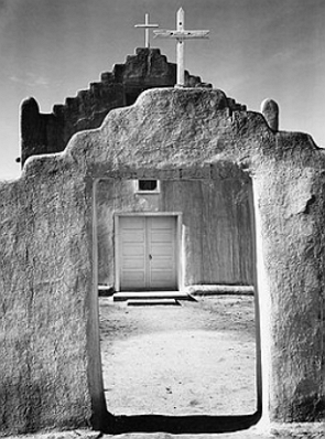 Fotografia em preto e branco de uma simbples capela sem telhado