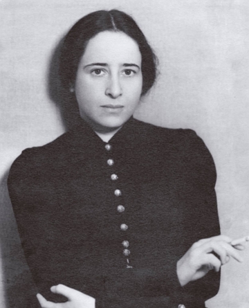 Foto de Hannah Arendt em p&eacute;