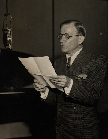 Foto do escritor Menotti Del Picchia lendo