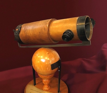 telescópio criado por Newton Réplica do telescópio criado por Newton