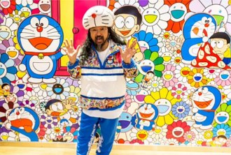 Foto do artista Takashi Murakami em frente a uma de suas obras