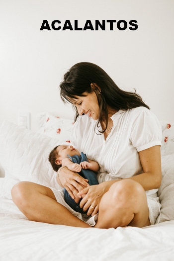 Mãe com bebê no colo Mãe com bebê no colo