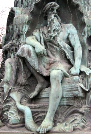 Escultura representando o deus nórdico Aegir. Homem de barba grande usando uma túnica.