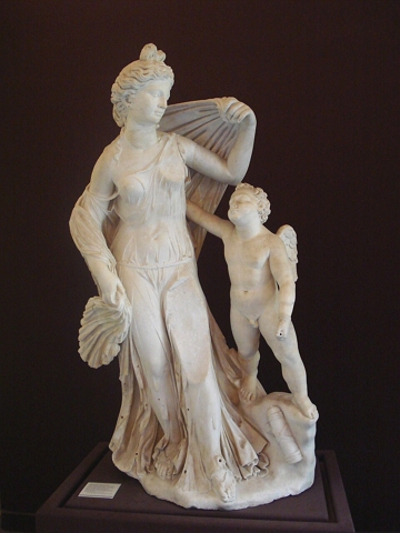Escultura da deusa Afrodite e seu filho Eros