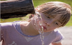 Criança bebendo água potável