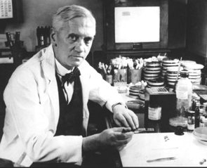 Foto de Alexander Fleming em seu laboratório