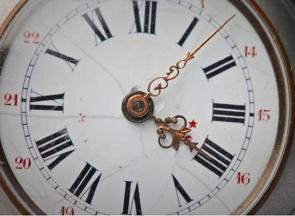 Relógio de ponteiro com algarismo romanos