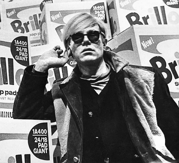 Andy Warhol Foto de Andy Warhol em frente a uma de suas obras de arte
