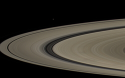 Foto mostrando em detalhe os anéis de Saturno