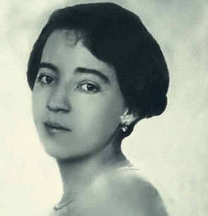 Foto em preto e branco de uma mulher jovem branca, com cabelos escuros.