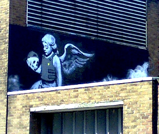 Pintura de um anjo segurando uma crânio, pintura em azul