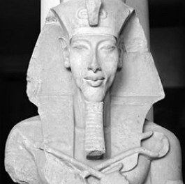 Busto do faraó Aquenaton