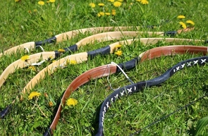 Foto de cinco arcos num gramado
