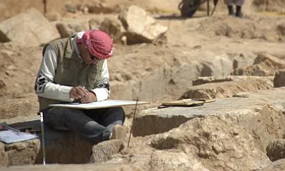 Foto de um arqueólogo trabalhando numa escavação