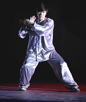 Apresentação de arte performática mostrando um homem fazendo movimentos corporais