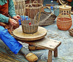 Cesto de palha sendo confeccionado por um artesão