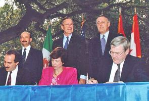 Foto dos representantes do NAFTA fazendo a assinatura do acordo.