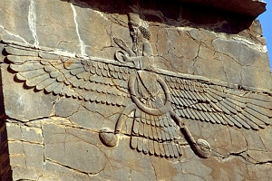 parade de um templo persa com o relevo de um deus persa com asas