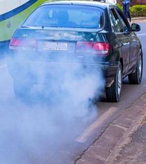 Automóvel soltando fumaça