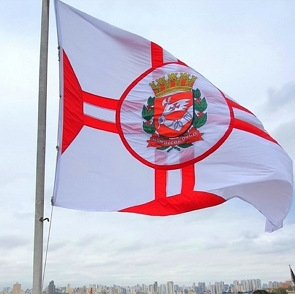 Foto da bandeira da cidade de São Paulo hasteada