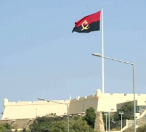 Bandeira de Angola hasteada na Fortaleza de São Miguel