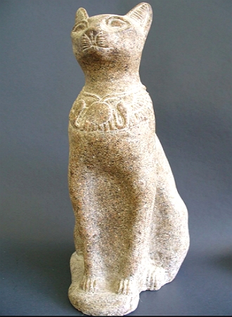 Estátua da deusa Bastet sendo representada por um gato Estátua da deusa Bastet sendo representada por um gato