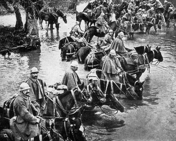 Foto mostrando tropas francesas atravessando um rio durante a Batalha de Verdum