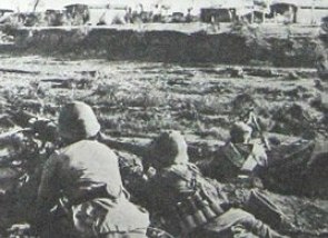 Foto em preto e branco de soldados numa batalha