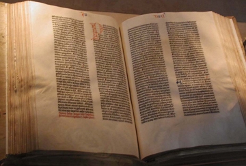Bíblia de Gutenberg Foto da Bíblia de Gutenberg aberta