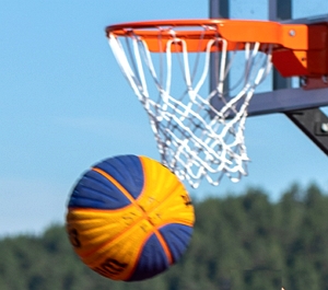 Imagem de uma cesta e uma bola de basquete