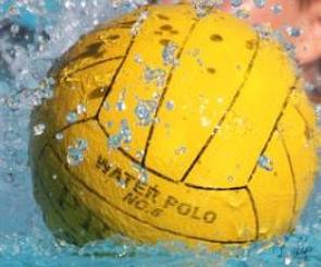 Foto de uma bola de polo aquático amarela na piscina