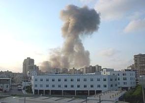 Foto de um bombardeio israelense no sul do Líbano