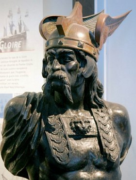 Busto de metal escuro de um homem guerreiro de bigade e capacete
