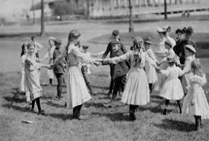 Foto antiga mostrando crianças brincandeira de ciranda