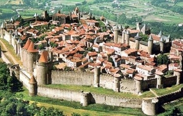 Foto a&eacute;rea de um burgo medieval