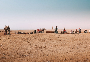 Foto de uma caravana de bedu&iacute;nos