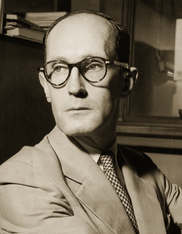 Foto de Carlos Drummond de Andrade Foto de Carlos Drummond de Andrade. Homem de meia idade, de óculos preto e terno e gravata.